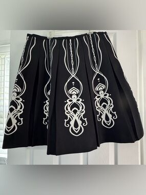 Black & White Pleated Patterned Skirt SZ 10
